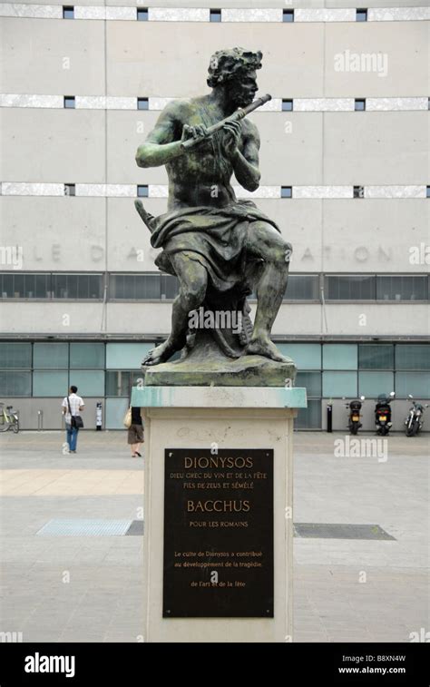 Estatua De Dionisio Baco El Dios Griego Del Vino Montpellier Francia