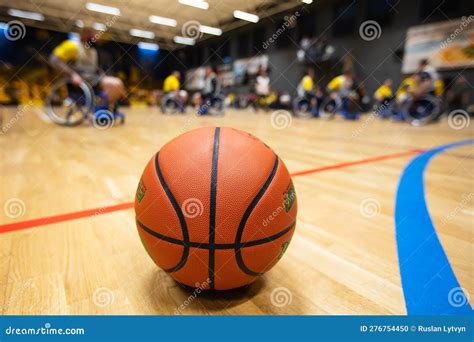 Cierre Del Baloncesto En La Cancha En Silla De Ruedas Foto De Archivo