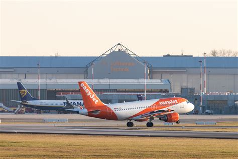 040foto De Apron Hamburg Airport EasyJet U2 EZY Operator