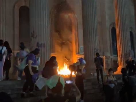 Durante Marcha M Queman Puertas De Palacio De Gobierno En Nuevo Le N