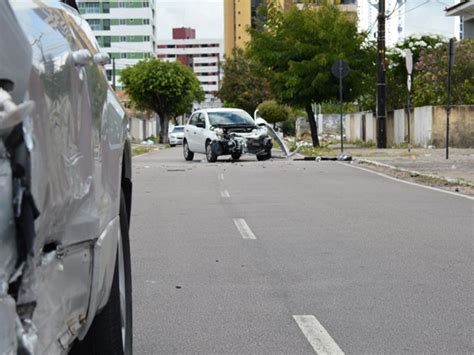 G Carros Se Chocam Em Cruzamento No Bairro De Mana Ra Em Jo O