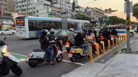 擠不進機車待轉區就等著收罰單 東海學生怨成「待宰羔羊」 生活焦點 要聞 Nownews今日新聞