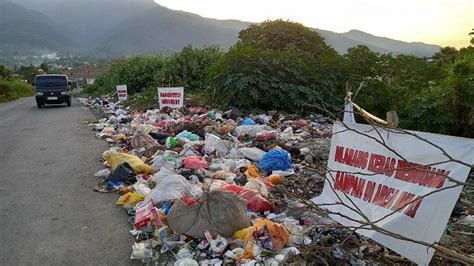 Warga Abaikan Papan Larangan Buang Sampah Sembarangan Bau Busuk Ganggu