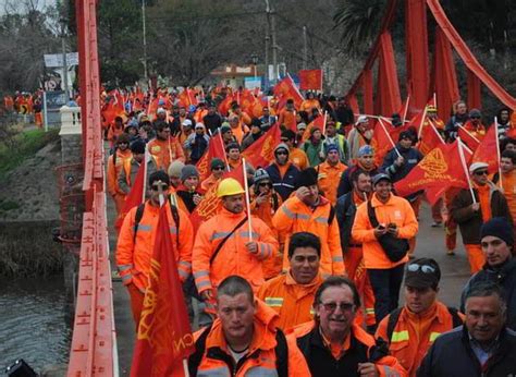 Trabajadores Ocupan La Mayor Planta Papelera De Uruguay Tras Accidente