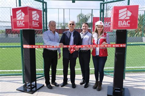 BAC inaugura nueva cancha de fútbol para sus colaboradores