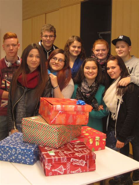 Schüler packen Geschenke für Bedürftige