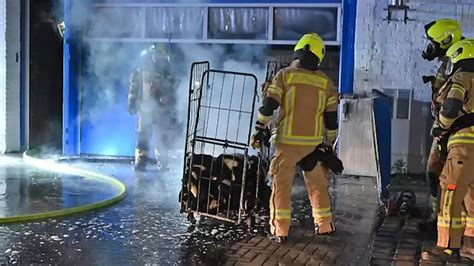 Feuerwehr löscht Brand in Wäscherei in Berlin Adlershof Deutschland