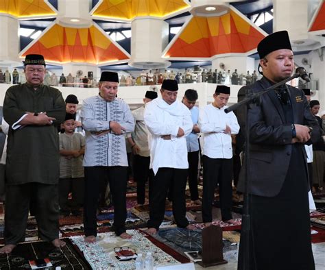 Danny Dan Bahtiar Salat Idul Fitri Di Masjid Kubah 99 Ungkapan