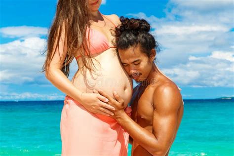 Couples Enceintes Heureux Et De Jeunes Ayant L Amusement Sur Une Plage