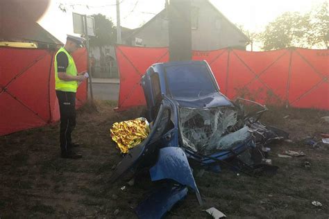 Tragiczny wypadek pod Rawiczem Bus uderzył w osobówkę Nie żyje małżeństwo