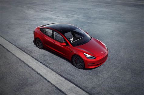 特斯拉 Model 3 香港降價！最高降幅 30 萬元，同步引入白內裝、新頭燈、全新內飾