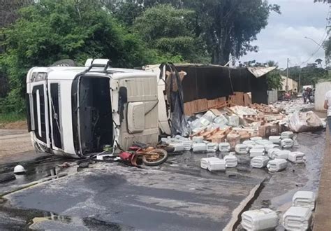 Carreta Tomba E Arrasta Outros Ve Culos Em Cidade Do Interior De Minas