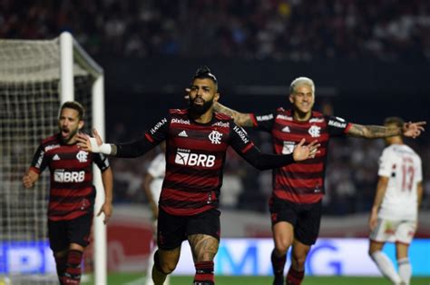 Mengão vence São Paulo por 3 a 1 no Morumbi e abre vantagem na