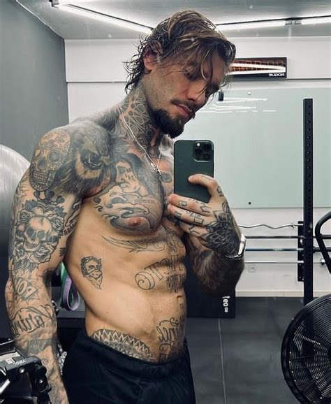 Lucas Lucco exibe tatuagens espalhadas pelo corpo após treino