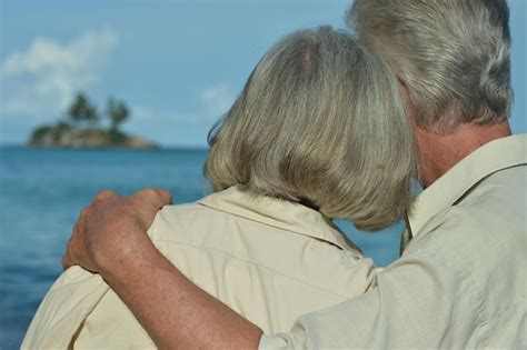 Feliz pareja de ancianos abrazándose Foto Premium