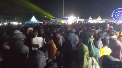 Lapangan Hatta Dibanjiri Lautan Manusia Pada Malam Puncak Hut Lebong