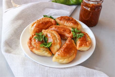 Bolas De Masa Hervida Fritas Con El Relleno Imagen De Archivo Imagen