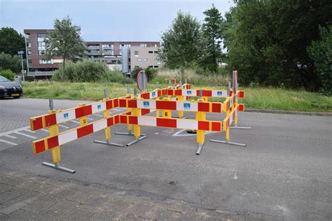 Kinderen Waarschuwen Voor Sinkhole In Wegdek Op De Jachtlaan In Ede