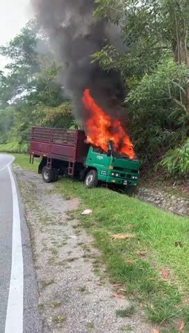 Lori Terbakar Di Tepi Jalan YouTube