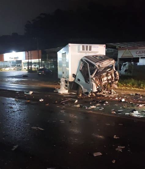 Caminhoneiro fica ferido após acidente na BR 470 em Blumenau