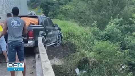 Caminhonete fica pendurada em ponte após acidente dois feridos na