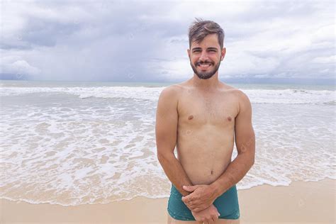 Homem bonito feliz na praia de férias Menino na praia sorrindo para a