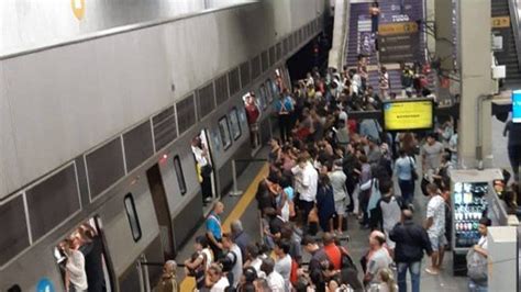 Passageiros sofrem atrasos e superlotação no metrô do Rio Twitter