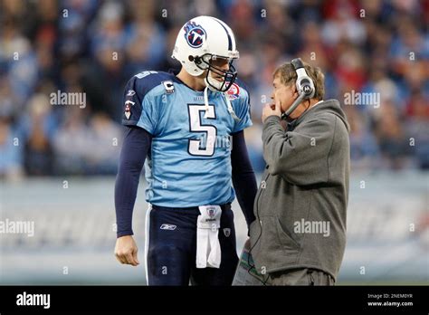 Tennessee Titans Quarterback Kerry Collins Talks With Offensive