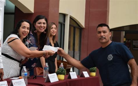 Araceli Brown entrega estímulos económicos a personal sindicalizado