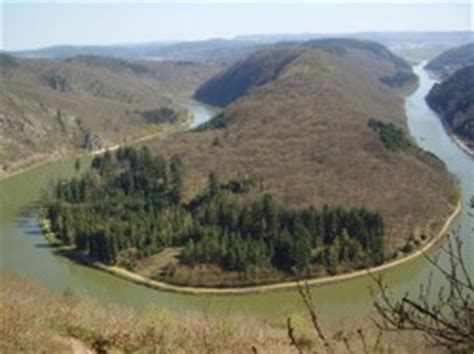 Saarschleife bei Mettlach im Saarland mit Burg Montclair und Fähre