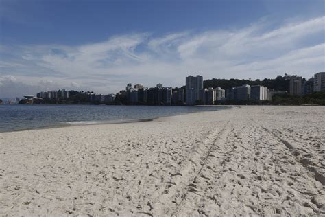 Cariocas Enchem As Praias E Desrespeitam Medidas Restritivas Da