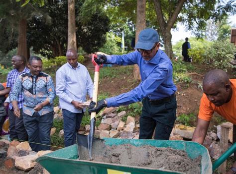 Perezida Kagame Na Madamu Bifatanyije Nabaturage Mu Umuganda Rusange