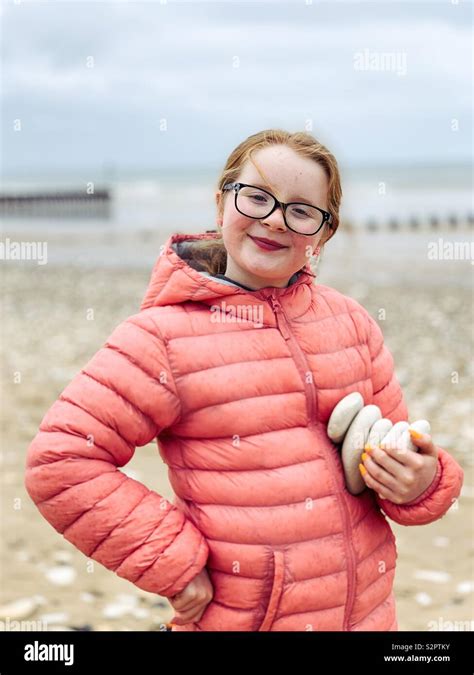 9 Year Old Girl On Beach Stockfotos Und Bilder Kaufen Alamy