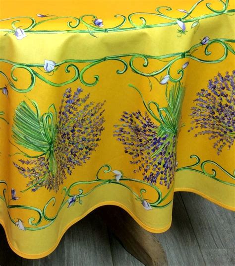 Nappe provençale Bouquets de lavande centrée fond jaune ou écru