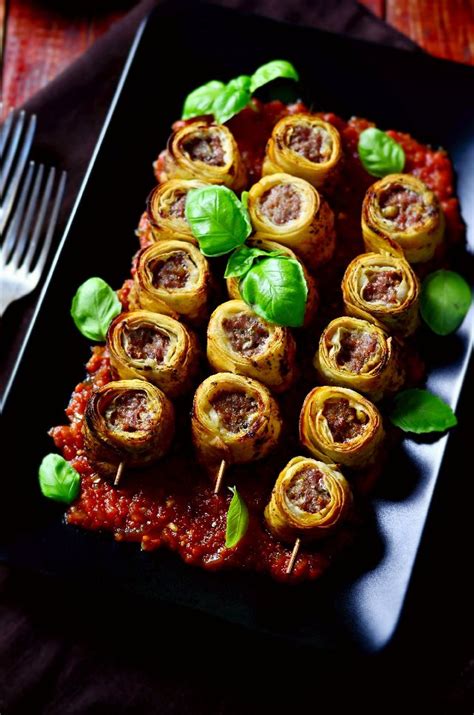 Вкусното ми Хоби със Страст и Любов: Банички с кайма на шиш в доматен сос