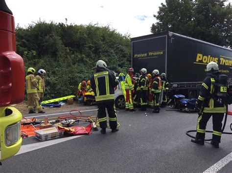 Schwerer Verkehrsunfall mit drei verletzten Personen und tödlichem