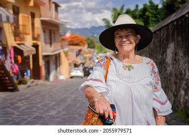 Abuela Mexicana Sonriendo A La C Mara Foto De Stock