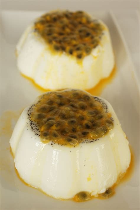 Cinco Quartos de Laranja Panna cotta de leite de coco e maracujá