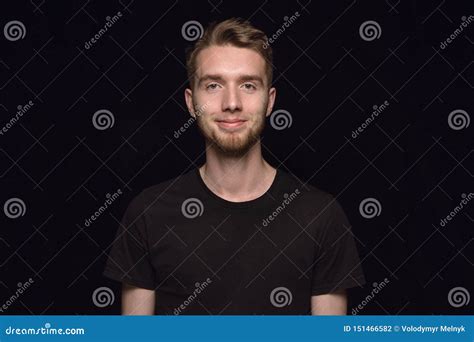 Retrato Ascendente Cercano Del Hombre Joven Aislado En Fondo Negro Del