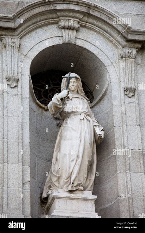 Escultura Religiosa En Una Fachada Exterior De La Iglesia De Santa