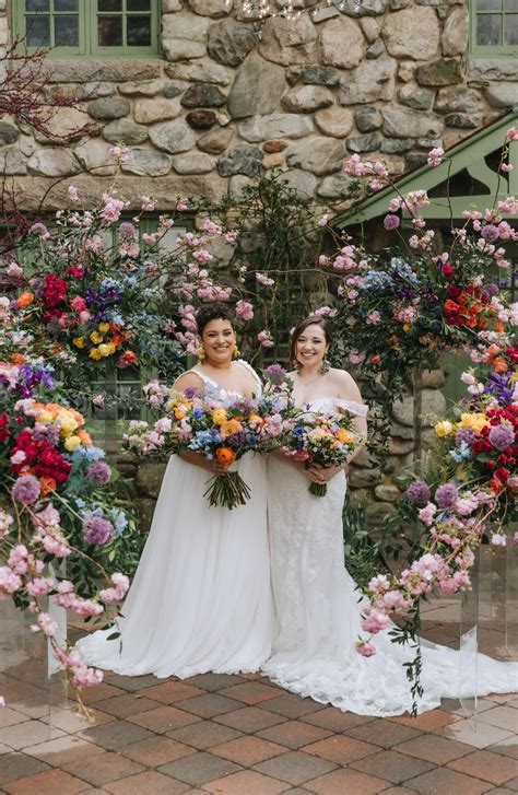 This Wildflower Wedding Uses Pressed Florals and Lush Arrangements to ...