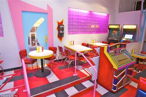 Inside Chicagos Saved By The Bell Replica Diner Daily Mail Online