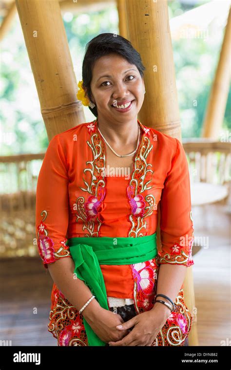 Smiling Balinese Woman In Traditional Clothing Stock Photo Alamy