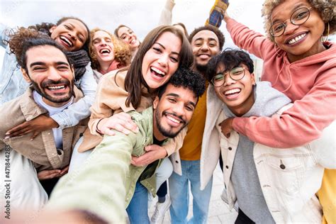 Foto De Multiracial Friends Group Taking Selfie Portrait Outside