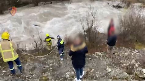 Vajza shpëtoi Rrjedha mori para makinën gjenden trupat e babë e bir