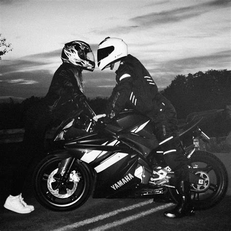 Pin By βŁΔĆҜŴĦiŦ€ On ️amor Motorcycle Couple Biker Love Best