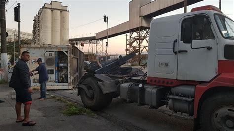 Contêiner se solta de carreta e provoca acidente em Santos SP Santos