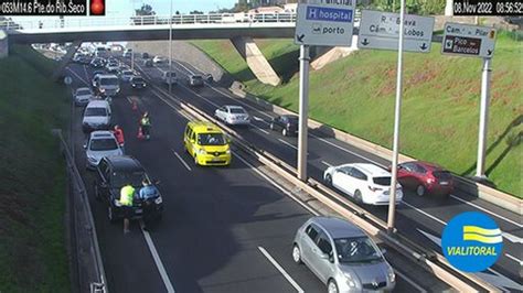 Acidente entre duas viaturas provoca congestionamento na via rápida em