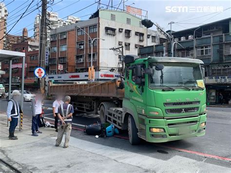 中和驚悚車禍！女騎士撞聯結車 她慘摔險遭吞入車底 雙北市速報站