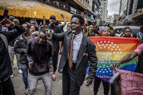 Des manifestants kényans attaquent le Parlement après l adoption d un